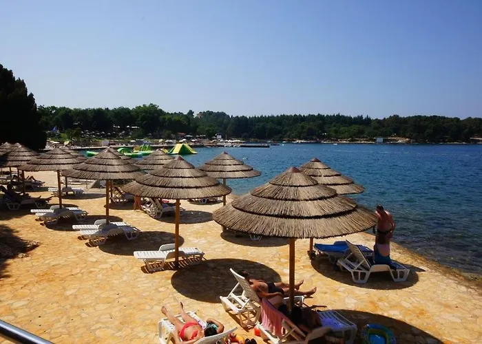 4928-11 For 4 Pers In Poreč