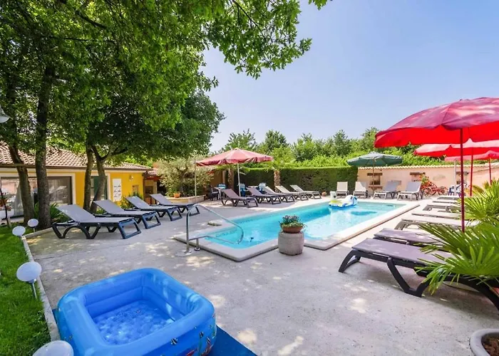 4928-11 For 4 Pers In Poreč