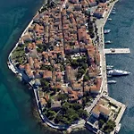 4928-11 For 4 Pers In Poreč